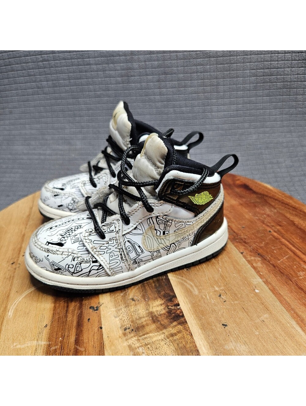 Jordan 1 Mid SE Sneakers Unisex Kids White Black US 7C Doodle Print